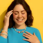 Abbinare gioielli personalizzati e colori moda: le combinazioni vincenti per uno stile positive vibes
