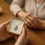 Gioiello con dedica per la mamma: le frasi che trasmettono davvero amore e gratitudine